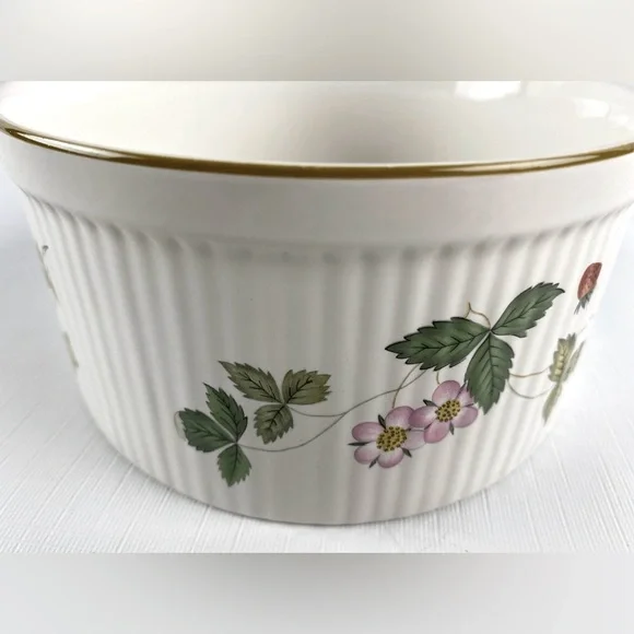 Wedgwood Made in England Vintage EUC Gold Rimmed Wild Strawberry Soufflé Dish - Picture 2 of 6